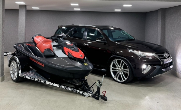 HILLUX SW4 REBAIXADA + JETSKI SEADOO